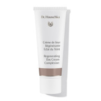 Crème de Jour Régénérante Eclat du Teint Dr. Hauschka : soin pour le visage lissant aux pigments minéraux, équilibre visiblement le teint