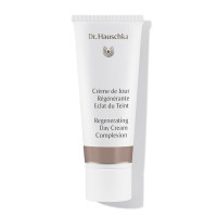 Crème de Jour Régénérante Eclat du Teint Dr. Hauschka Crème de Jour Régénérante Eclat du Teint Dr. Hauschka : soin pour le visage lissant aux pigments minéraux, équilibre visiblement le teint